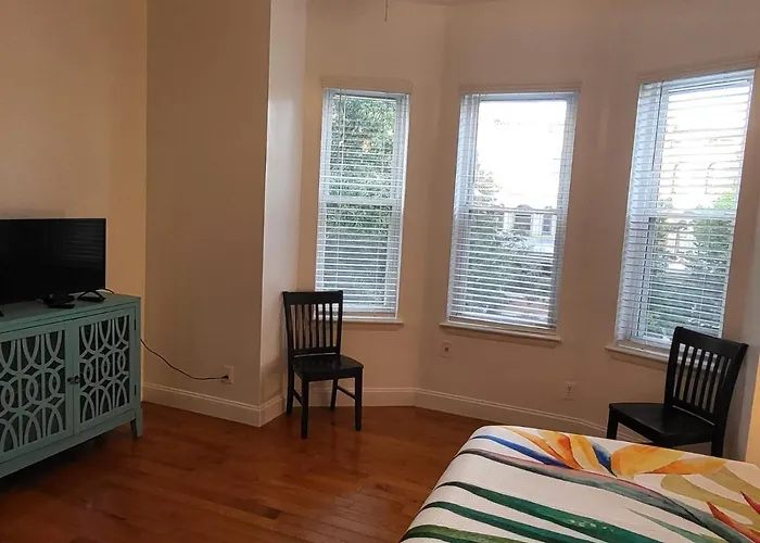 Reservoir Hill Mansion - 4 Bedrooms